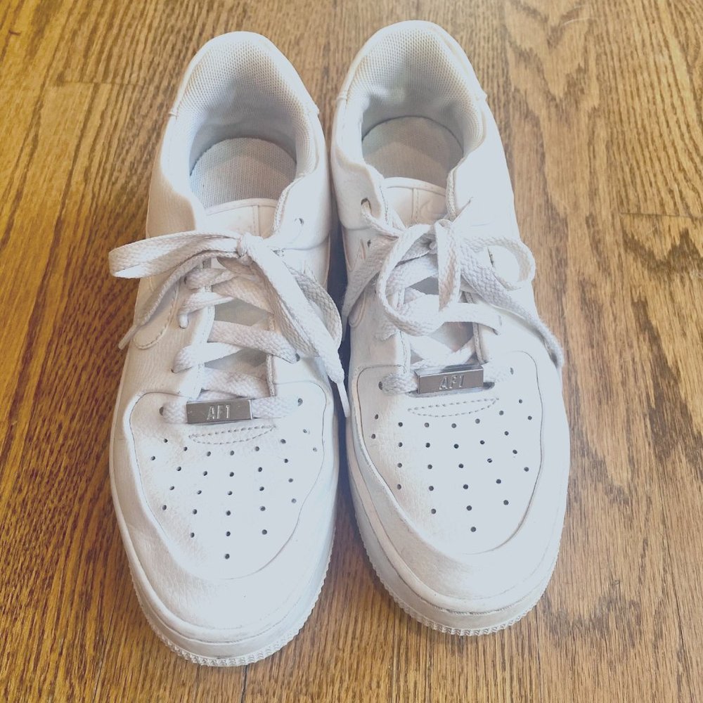 NIKE AIR FORCE 1 iconic sneakers, women's 7, excellent condition, AR5339-100